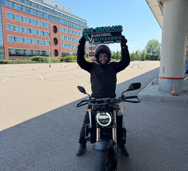 Geslaagde motorleerling van Rijschool Rijvaardig