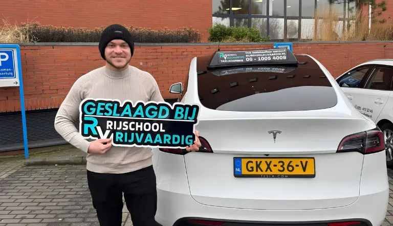 Leerling geslaagd voor het taxi praktijkexamen bij Rijschool Rijvaardig